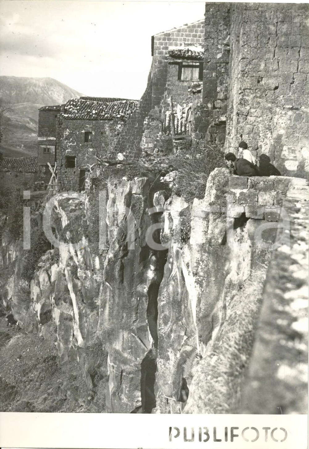 Fotografia d epoca originale 1957 TOCCO CAUDIO BN  Epidemia lebbra  Veduta della cittÃ  vecchia Foto 1