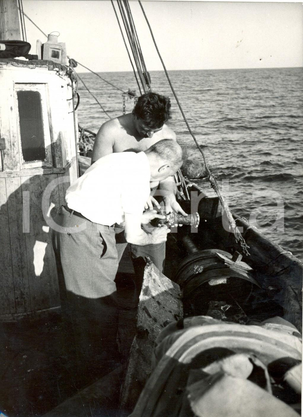 Fotografia d epoca originale 1954 OSTIA Lavori di recupero di un velivolo affondato in guerra Foto 13x18 1