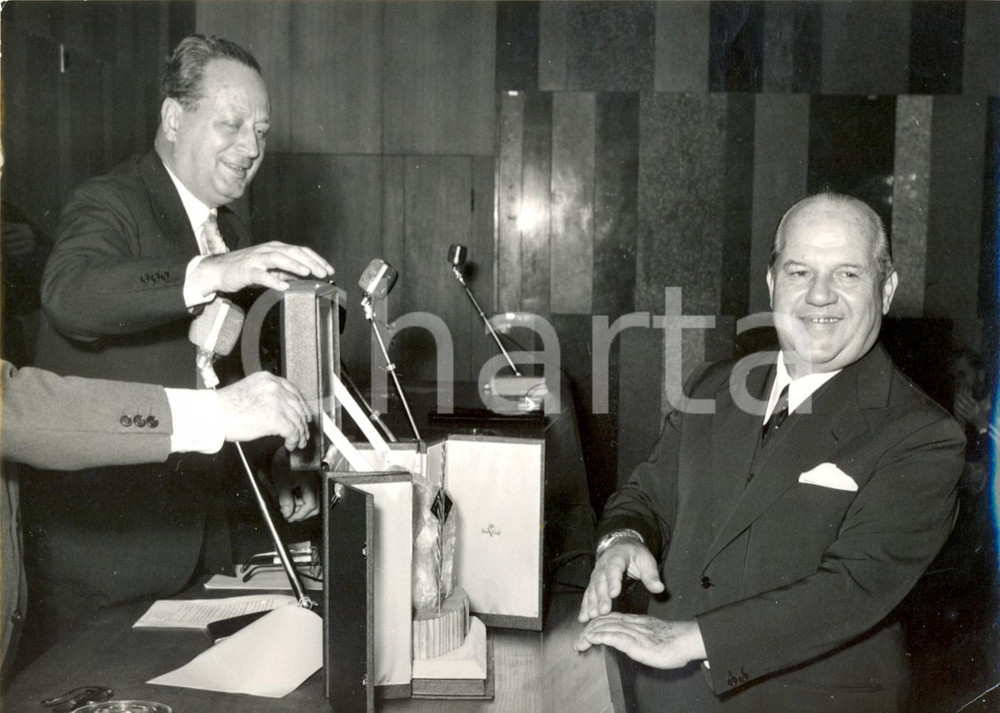 Fotografia d epoca originale 1959 MILANO Dino VILLANI consegna Palma d oro a Vittorio NECCHI Foto 18x13 1