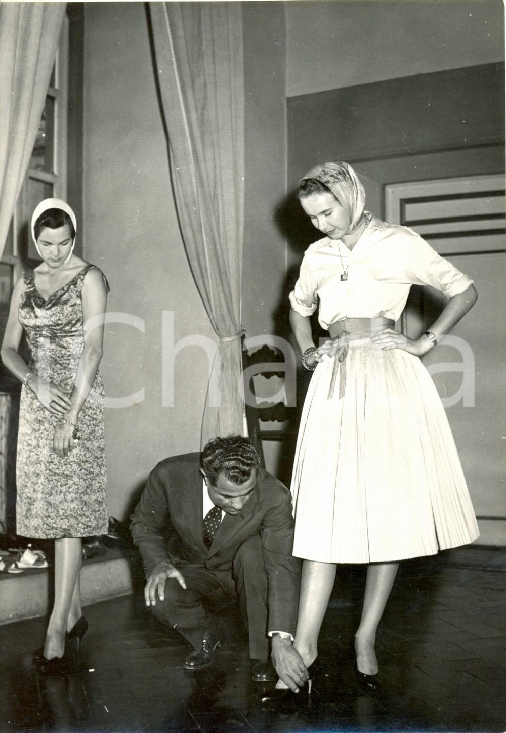 Fotografia d epoca originale 1958 FIRENZE  Salvatore Ferragamo veste Maria Pia e Maria Gabriella di Savoia 1
