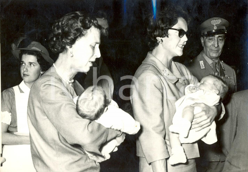 Fotografia d epoca originale 1958 FIRENZE Maria Pia di Savoia Olga di Jugoslavia con in braccio i principini 1