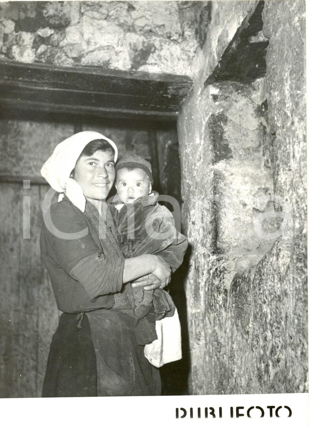 Fotografia d epoca originale 1957 TOCCO CAUDIO BN  Epidemia lebbra  Una madre abbraccia il figlio Foto 1