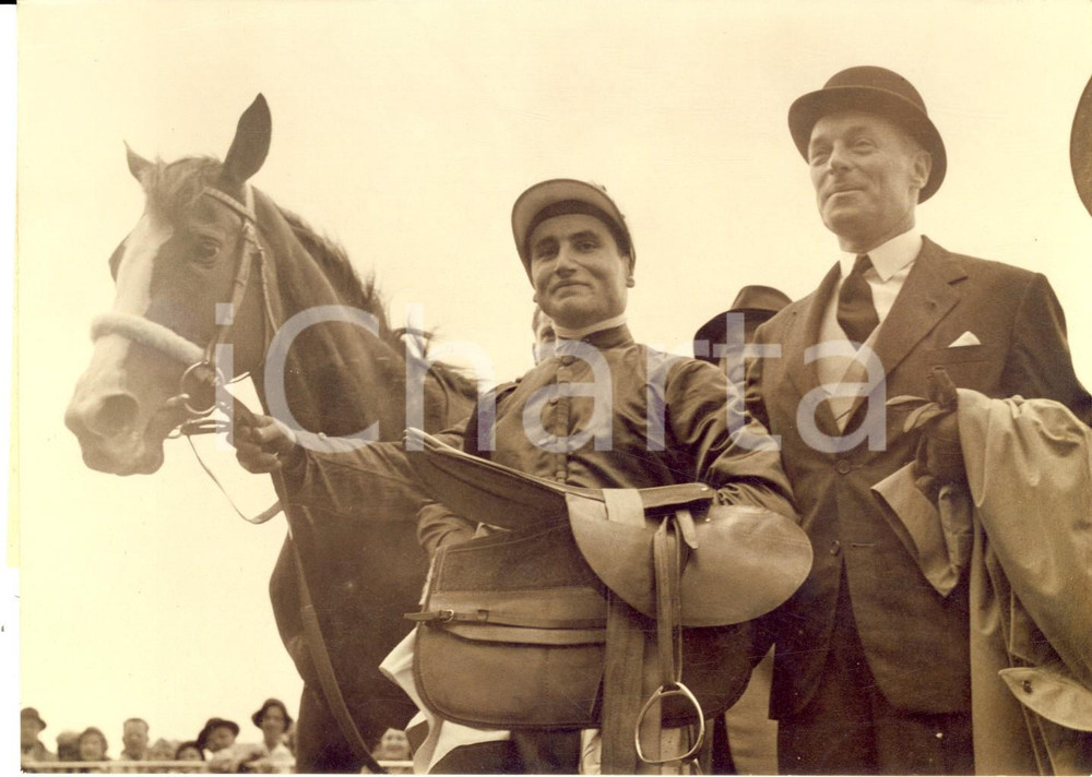 Fotografia d epoca originale 1961 CHANTILLY PRIX DE DIANE Baron Guy de ROTHSCHILD avec la pouliche HermiÃ¨res 1