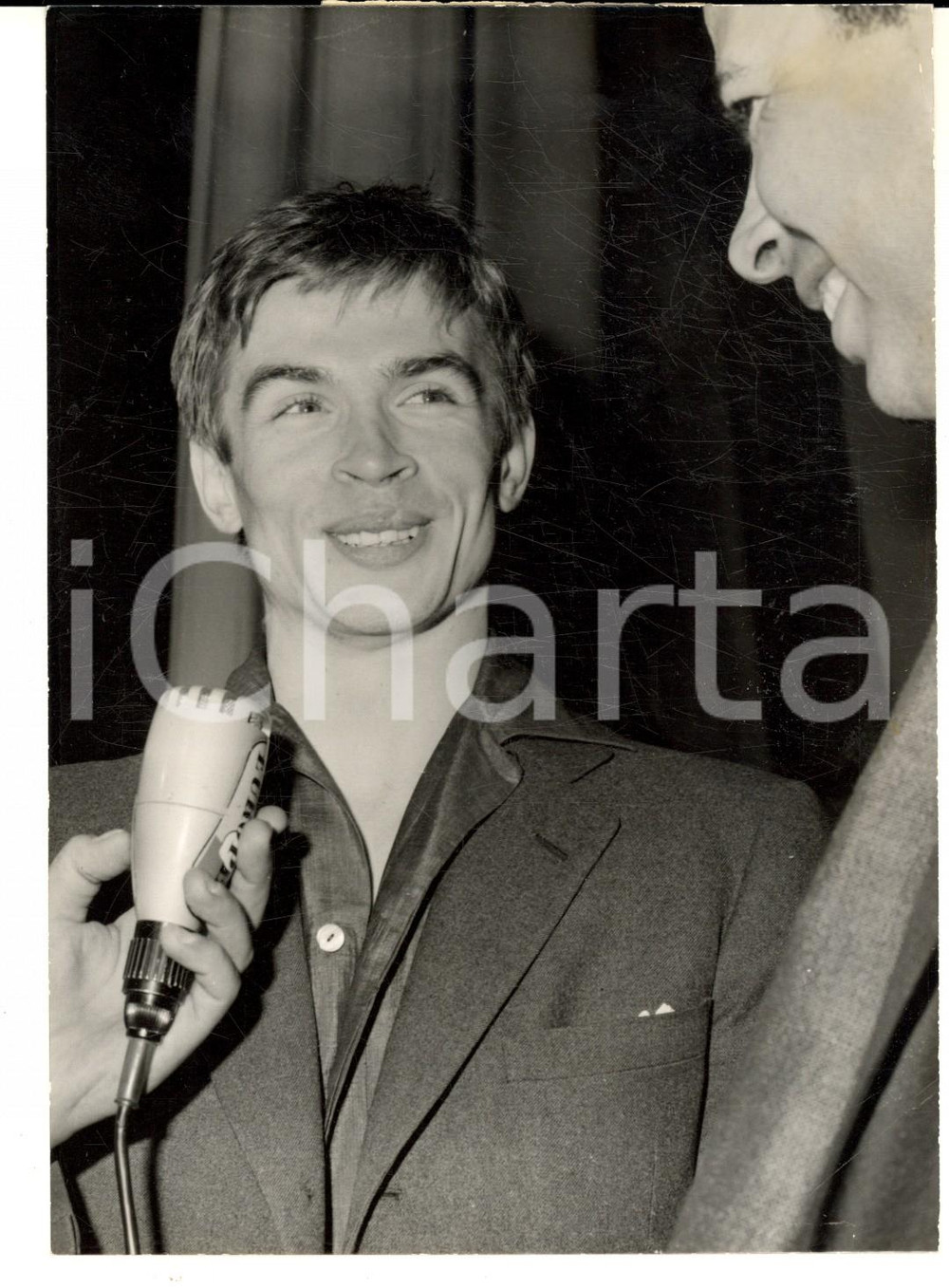 Fotografia d epoca originale 1961 PARIS CHAMPSELYSEES Intervista a Rudolf NUREYEV prima di uno spettacolo 1