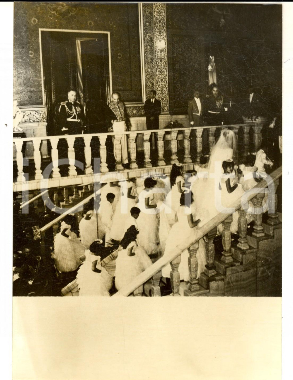 Fotografia d epoca originale 1959 TEHERAN Nozze Mohammed Reza PAHLAVI  Farah DIBA  Sposa sullo scalone 1