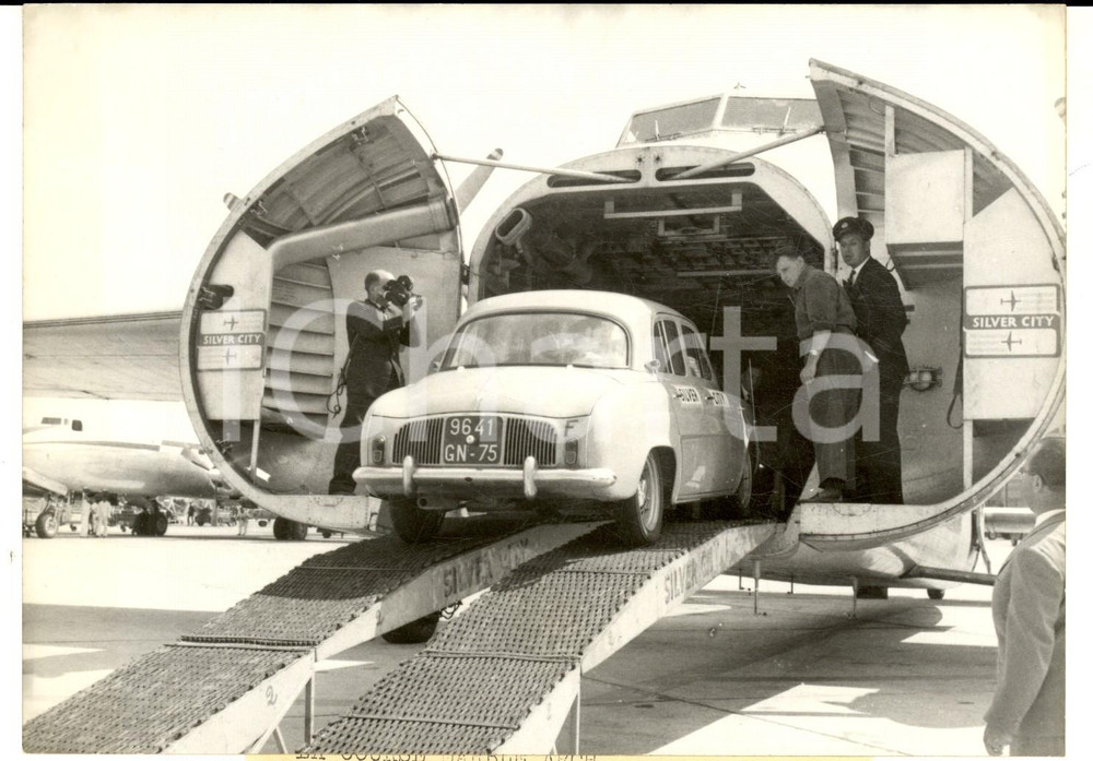 Fotografia d epoca originale 1959 PARIS Corsa MARBLE ARCHARC DE TRIOMPHE  Arrivo Stirling MOSS su Dauphine 1