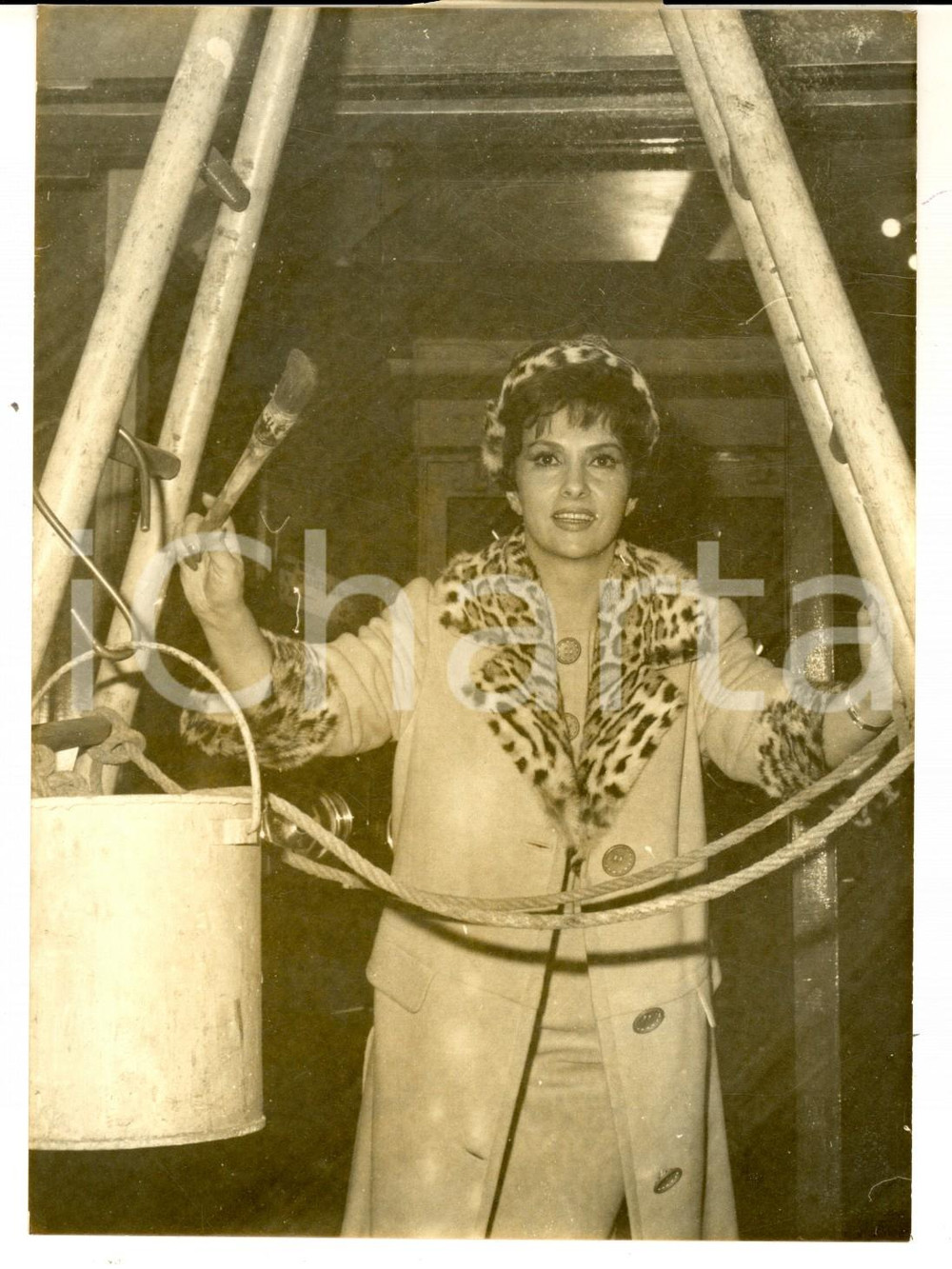 Fotografia d epoca originale 1962 PARIS Gina LOLLOBRIGIDA donne dernier coup pinceau au studio de l Etoile 1