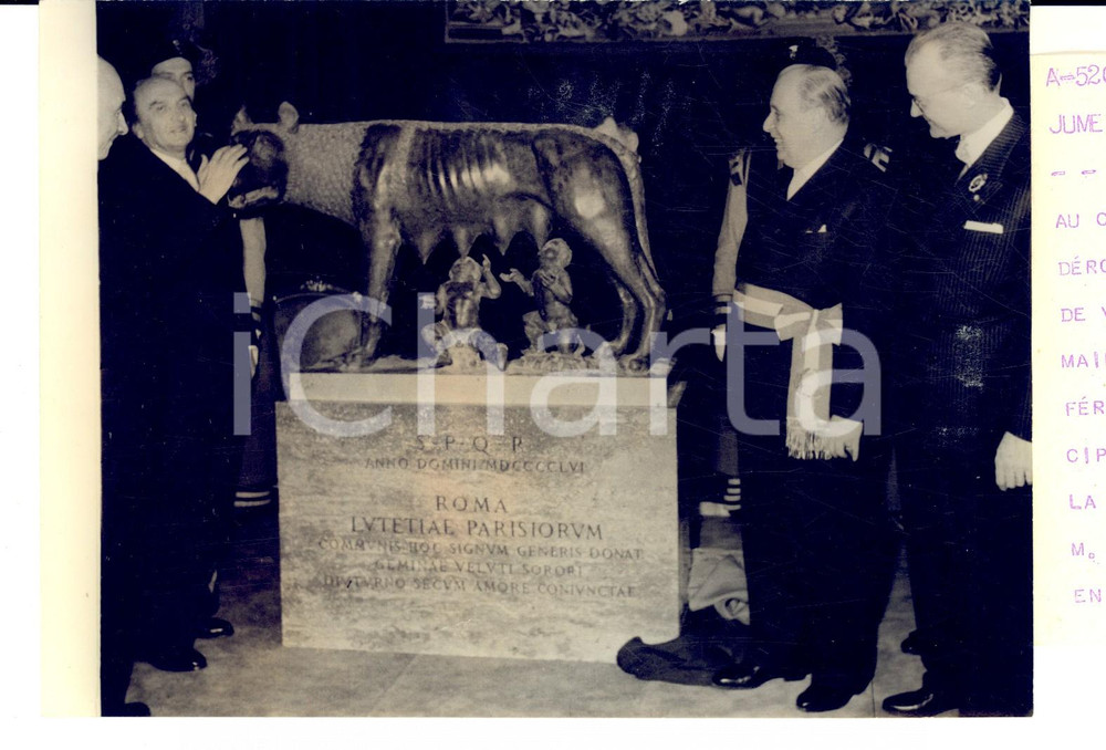 Fotografia d epoca originale 1956 PARIS JumÃ©lage ParisRome  Salvatore REBECCHINI dÃ©voile la Louve romaine 1