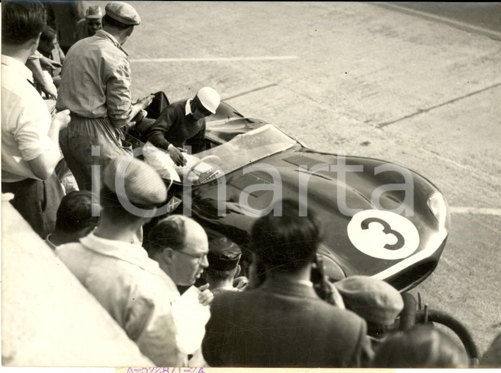 1957 24 ORE LE MANS - JAGUAR di Ron FLOCKHART e Ivor BUEB al rifornimento *Foto