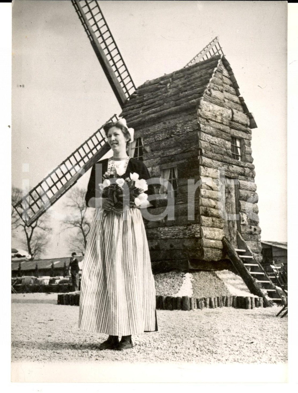 Fotografia d epoca originale 1954 VALENCIENNES CongrÃ¨s Mondial des Fleurs  Stand HOLLANDE avec moulin Photo 1