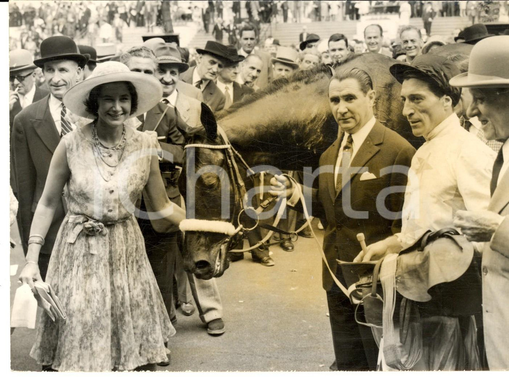Fotografia d epoca originale 1961 GRAND STEEPLECHASE PARIS Vainqueur COUSINPONS Paola SANJUST Jean DAUMAS 1