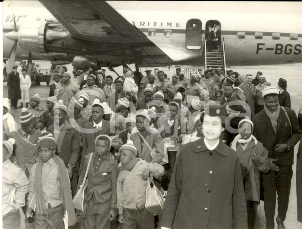 Fotografia d epoca originale 1959 PARIS ArrivÃ© chorale SAINTEANNEDUCONGO pour Messe Piroguiers Photo 1