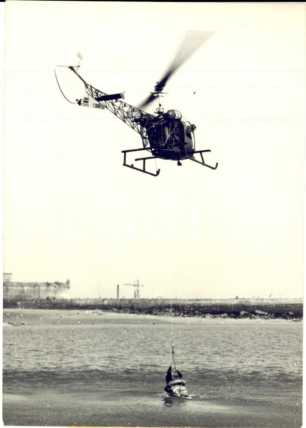 Fotografia d epoca originale 1958 SAINTMALO Exercices de sauvetage en mer par hÃ©licoptÃ¨re Photo 13x18 1
