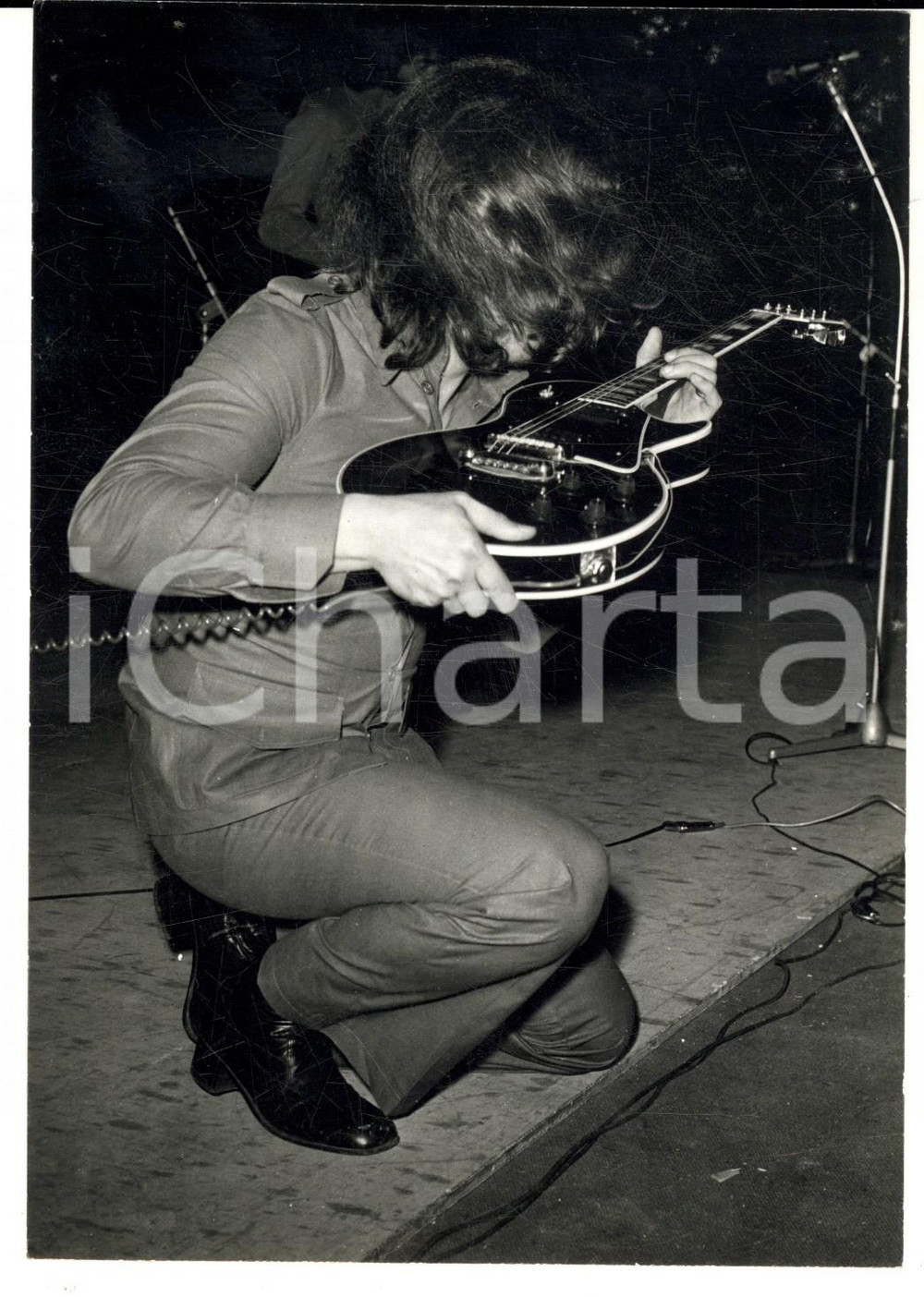 Fotografia d epoca originale 1971 CANTAGIRO MILANO Capellone impegnato in un assolo di chitarra Foto 13x18 1