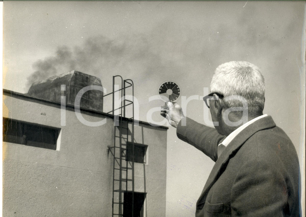Fotografia d epoca originale 1965 ca MILANO Lotta all inquinamento  Tecnico misura il fumo Foto 30x22 cm 1
