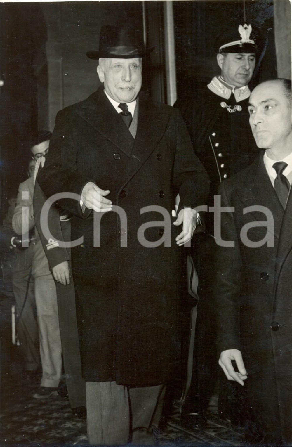 Fotografia d epoca originale 1954 ROMA Enrico De NICOLA arriva al QUIRINALE per crisi di Governo Foto 13x18 1