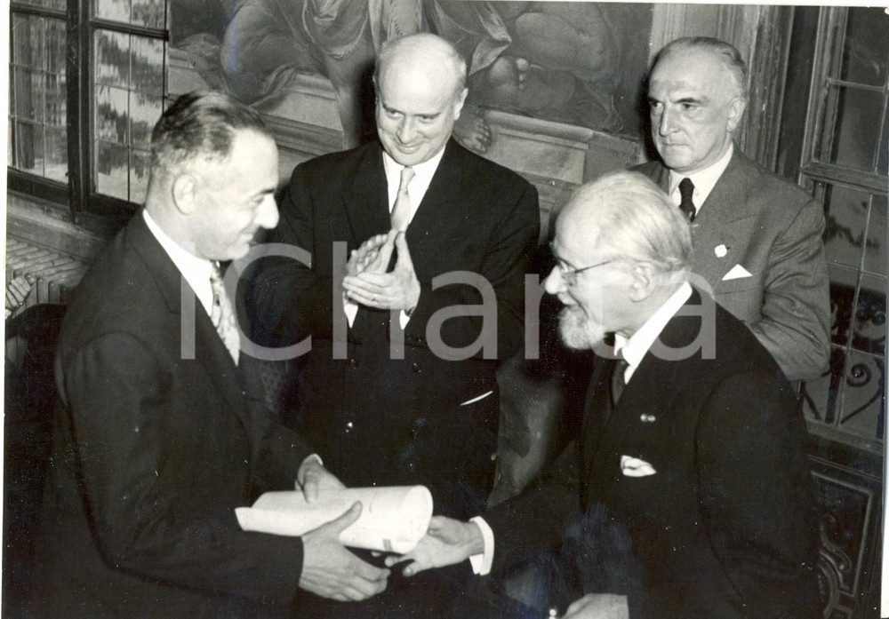 Fotografia d epoca originale 1953 TORINO Enrico MATTEI riceve laurea ad honorem da Eligio PERUCCA Foto 18x13 1