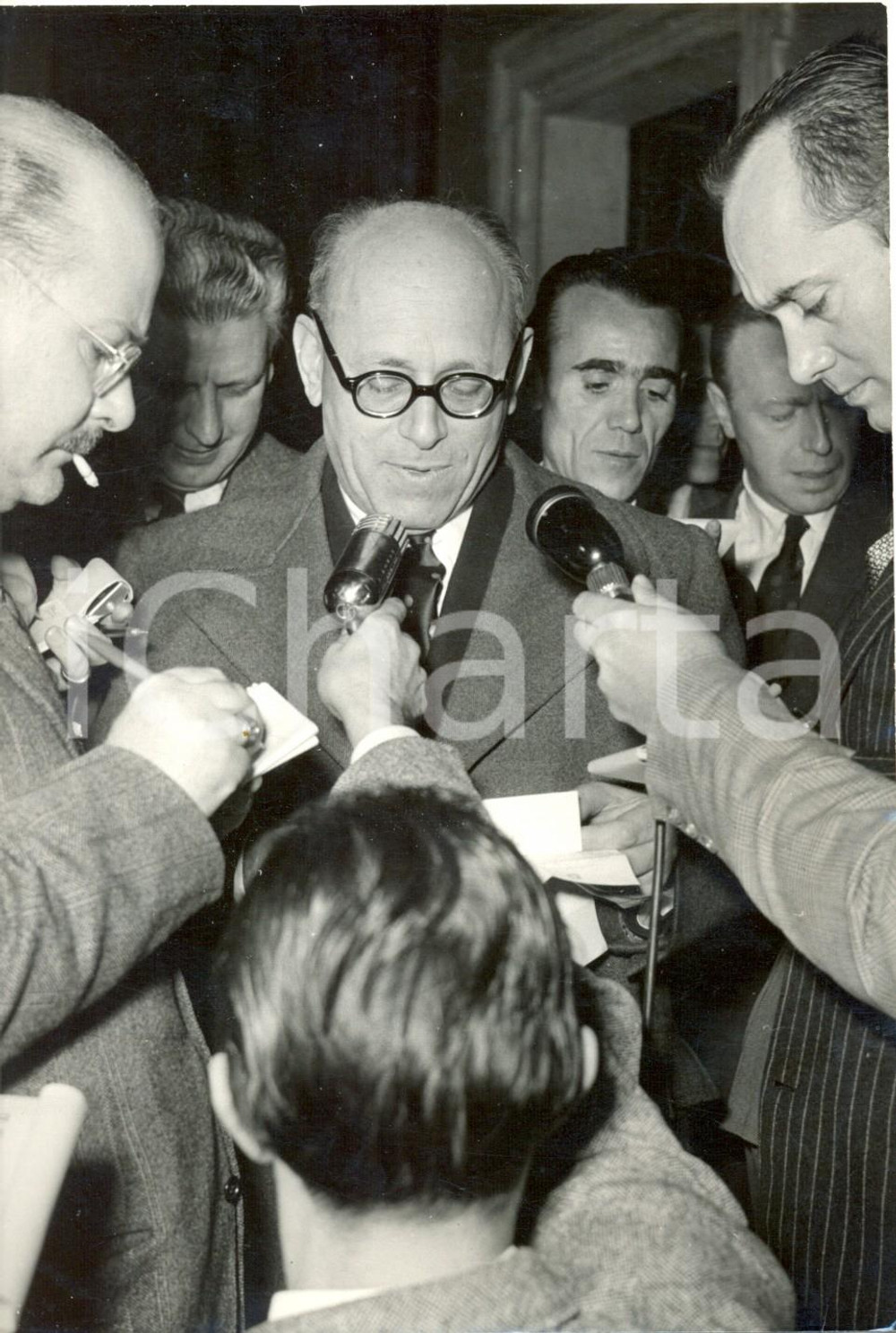 Fotografia d epoca originale 1954 ROMA Umberto TERRACINI intervistato dai giornalisti su crisi di Governo 1