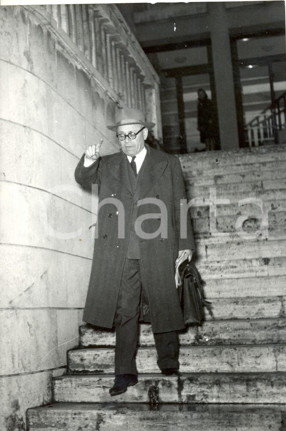 Fotografia d epoca originale 1957 ROMA Crisi PCI Umberto TERRACINI sulle scale della sua abitazione Foto 1