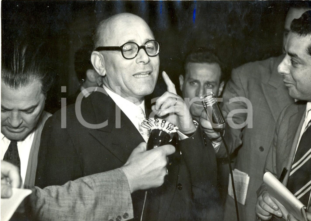Fotografia d epoca originale 1953 ROMA  QUIRINALE Umberto TERRACINI intervistato da Settimana INCOM Foto 1