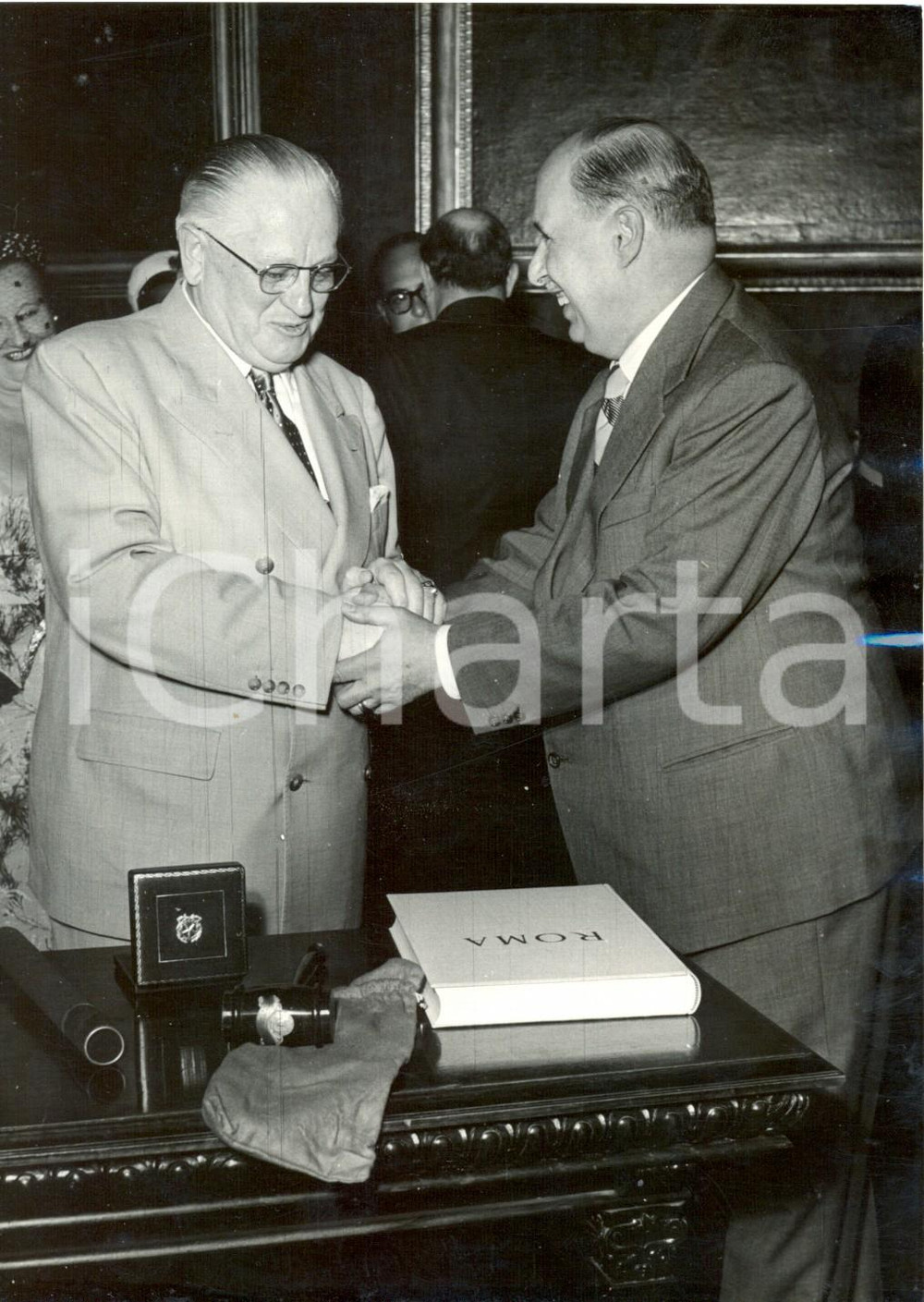 Fotografia d epoca originale 1953 ROMA Salvatore REBECCHINI riceve Elmer ROBINSON sindaco di San Francisco 1