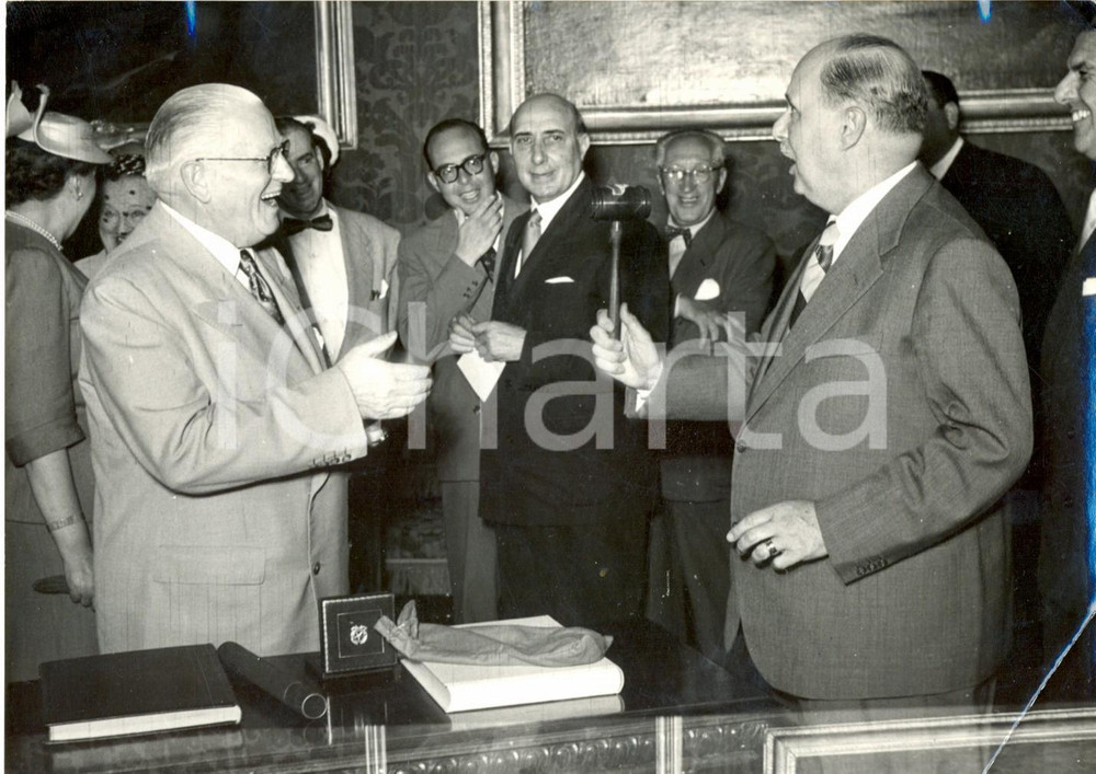 Fotografia d epoca originale 1953 ROMA Scambio di doni tra Salvatore REBECCHINI ed Elmer ROBINSON Foto 1