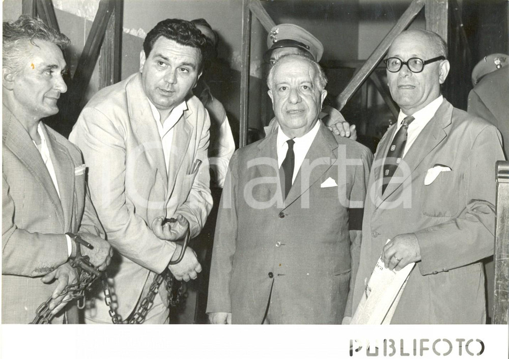 Fotografia d epoca originale 1958 NAPOLI Umberto TERRACINI e protestanti anti ponte aereo USAMedio Oriente 1