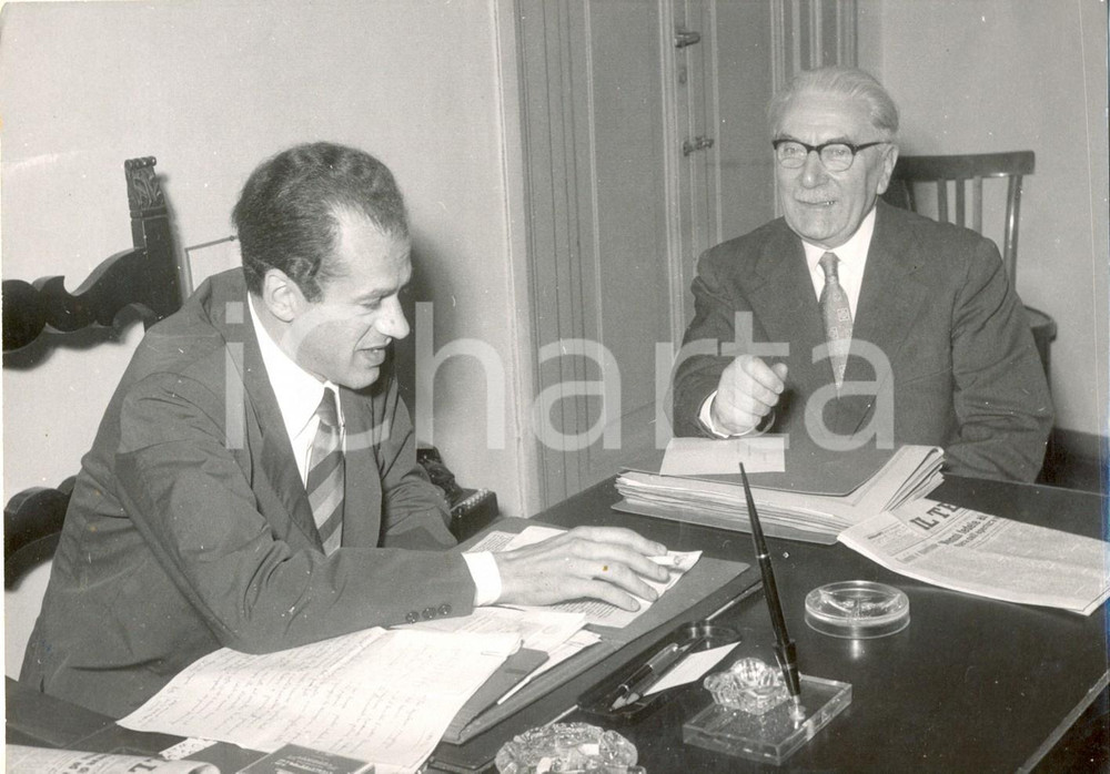 Fotografia d epoca originale 1956 ROMA Virgilio FERRARI incontra Matteo MATTEOTTI nella sede del PSDI Foto 1