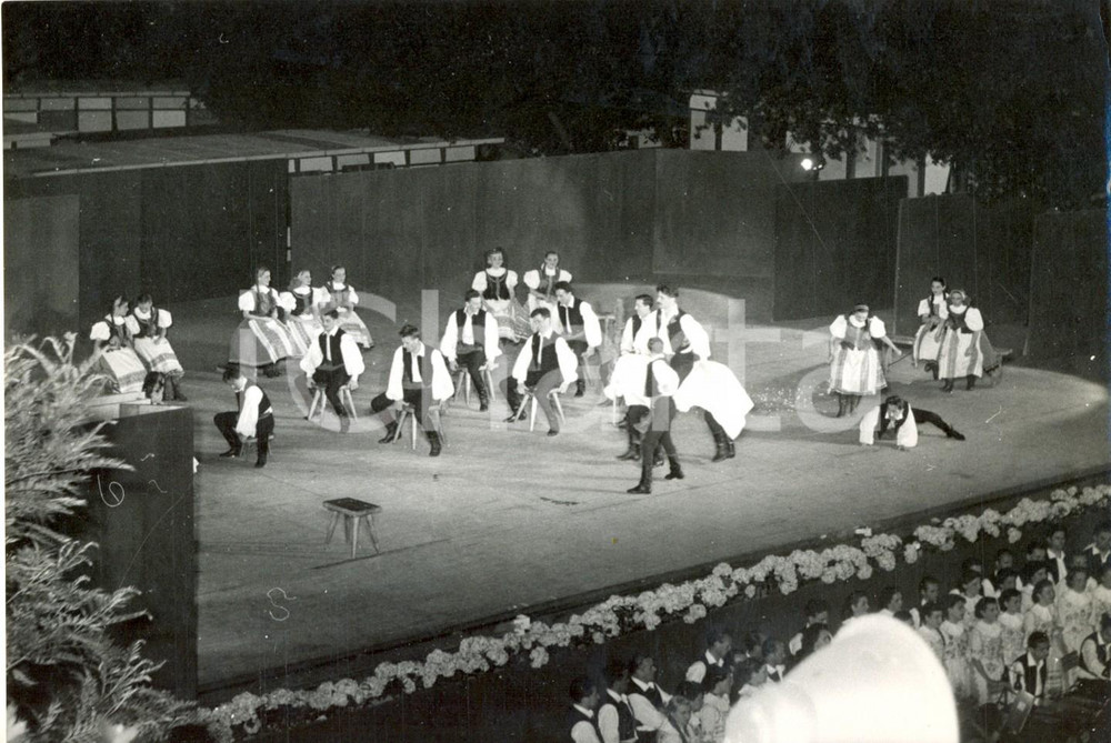 Fotografia d epoca originale 1956 GENOVA Parchi di NERVI Complesso di Stato ungherese balla danze tzigane 1