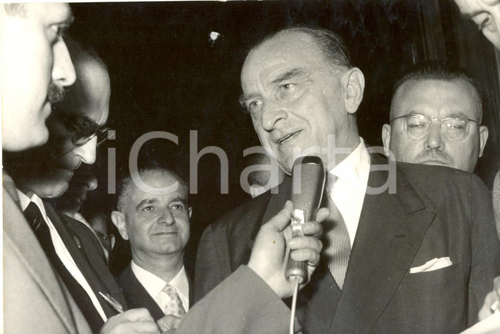 Fotografia d epoca originale 1957 ROMA Cesare MERZAGORA intervistato su caduta Governo ZOLI Foto 18x13 cm 1