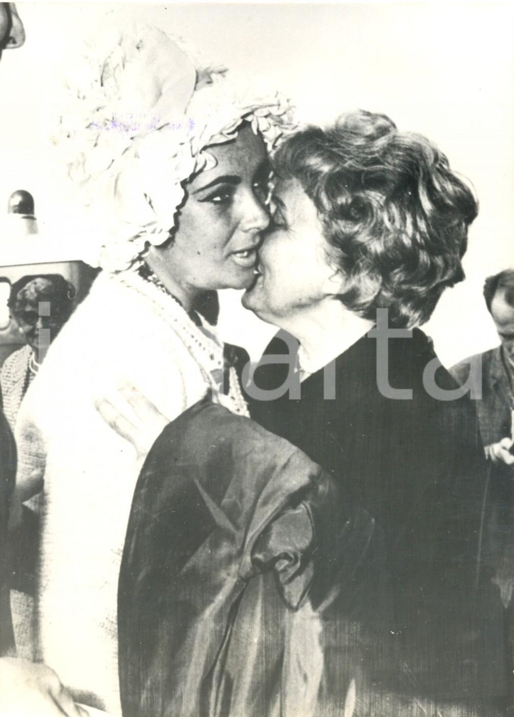 Fotografia d epoca originale 1962 GSTAAD SWITZERLAND Sara SOTHERN abbraccia la figlia Liz TAYLOR Foto 1