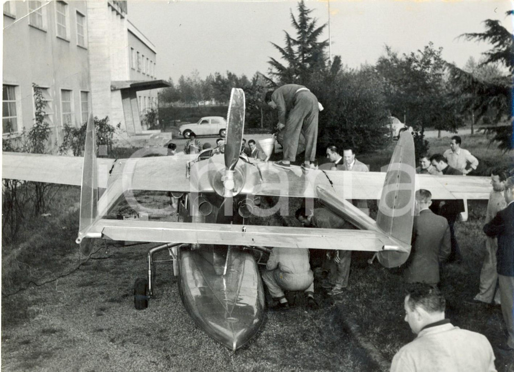 Fotografia d epoca originale 1954 MILANO  Stabilimento NARDI  Maner LUALDI mette a punto il suo aereo Foto 1