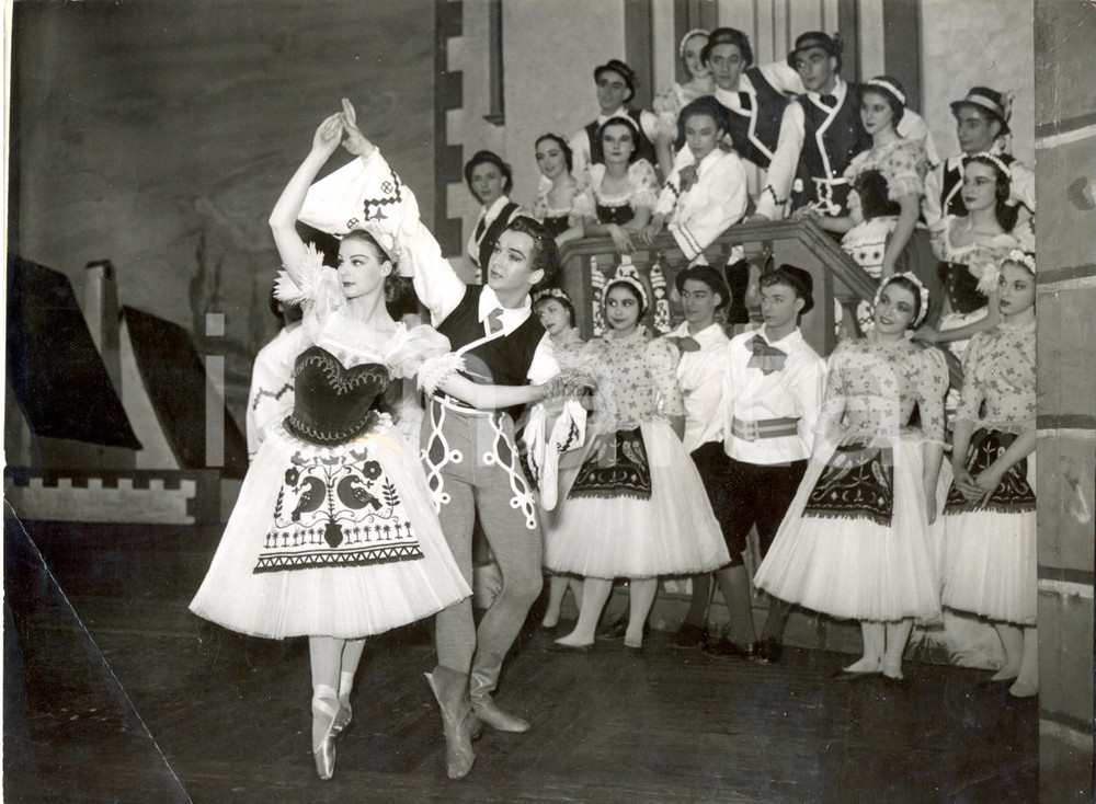 Fotografia d epoca originale 1959 LONDON Royal Ballet School  COPPELIA  Antoinette SIBLEY Graham USHER 1