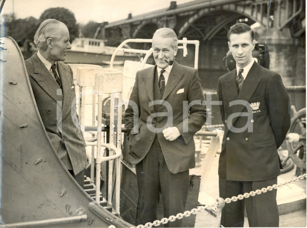 Fotografia d epoca originale 1954 KINGSTONUPONTHAMES  Atlantic Crossing  Cecil HARCOURTSMITH on ARIES 1