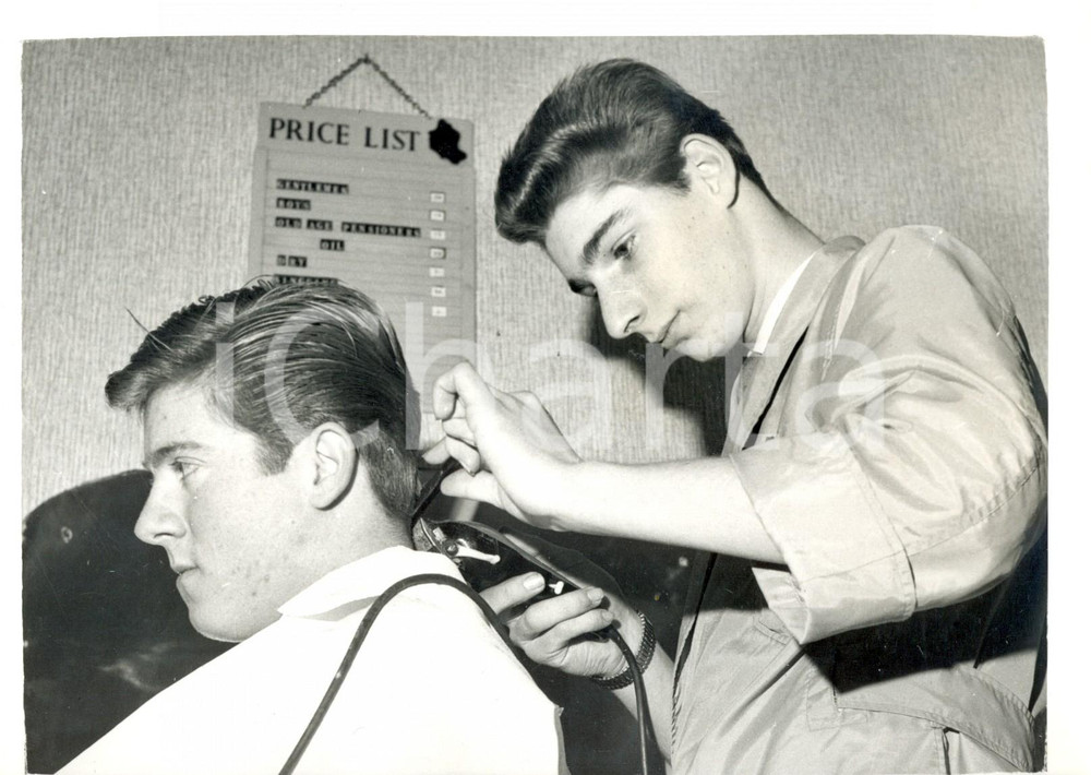 Fotografia d epoca originale 1961 LONDON  Winston CHURCHILL s hairdresser Brian WELLS at work in his shop 1