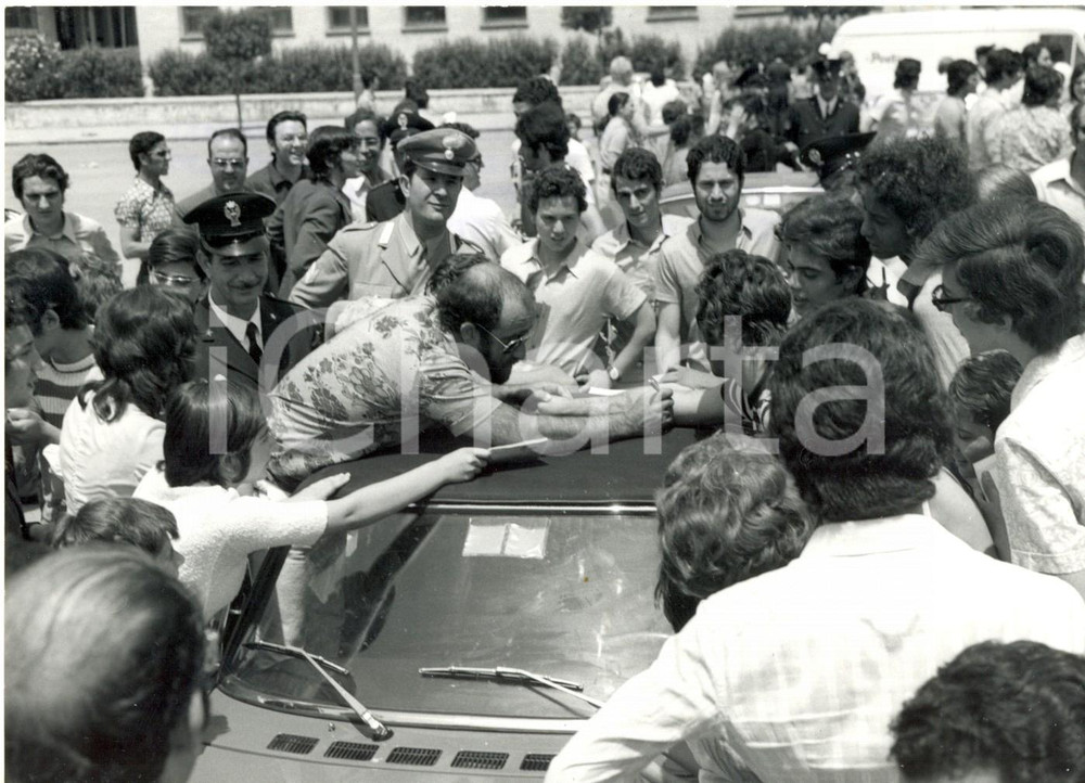 Fotografia d epoca originale 1971 MILANO 10Â° CANTAGIRO Lucio DALLA firma autografi sul tetto della sua auto 1