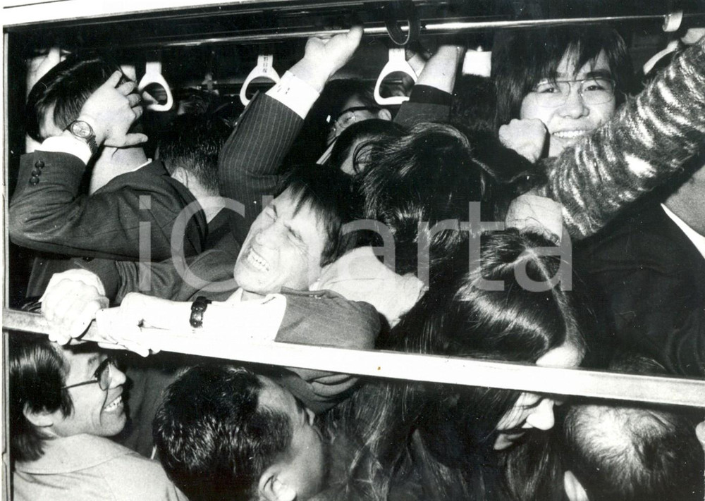 Fotografia d epoca originale 1973 TOKYO  Sciopero Ferrovieri  Pendolari giapponesi ammassati come sardine 1