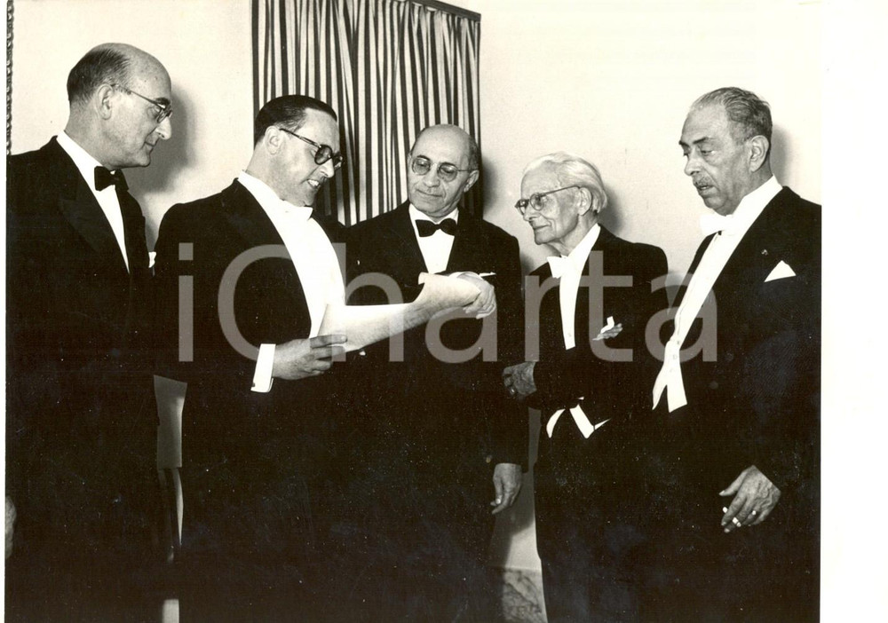 Fotografia d epoca originale 1954 NAPOLI SAN CARLO  Consegna pergamena D Annunzio a Ildebrando PIZZETTI 1