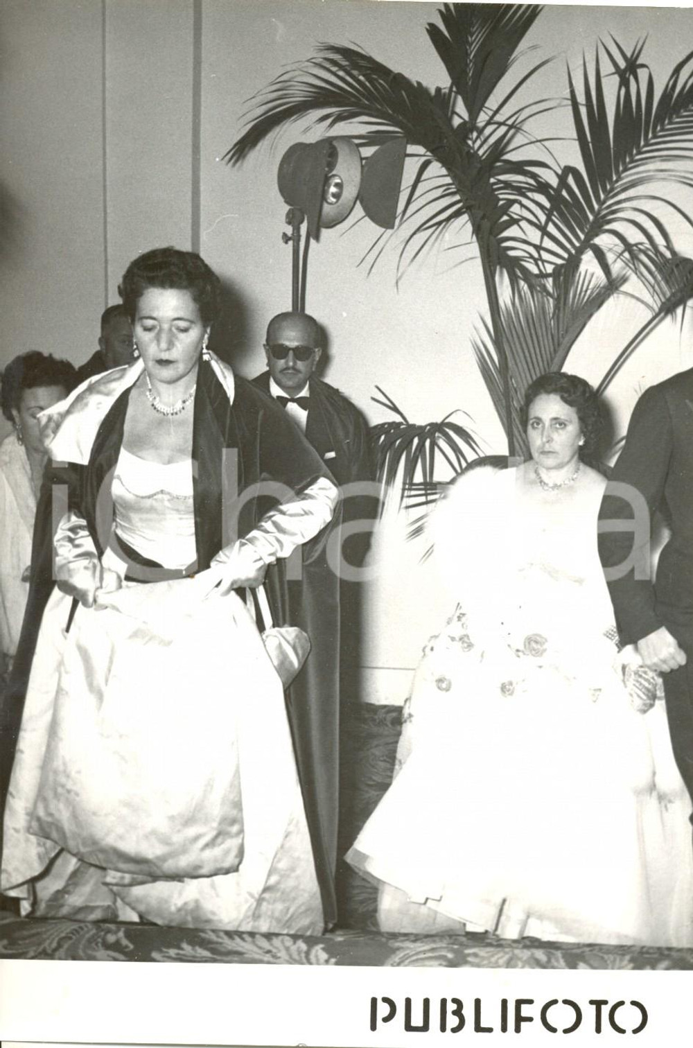 Fotografia d epoca originale 1954 NAPOLI Teatro San Carlo  Inaugurazione stagione lirica  Signore nel foyer 1