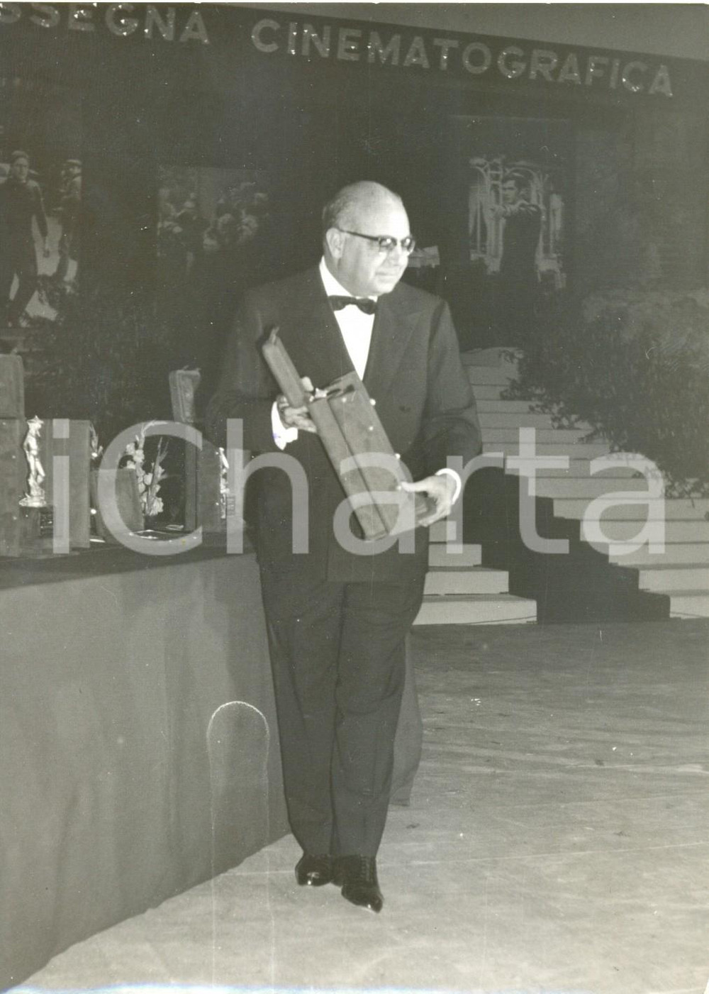 Fotografia d epoca originale 1962 TAORMINA  DAVID DI DONATELLO Angelo RIZZOLI ritira il premio Foto 1