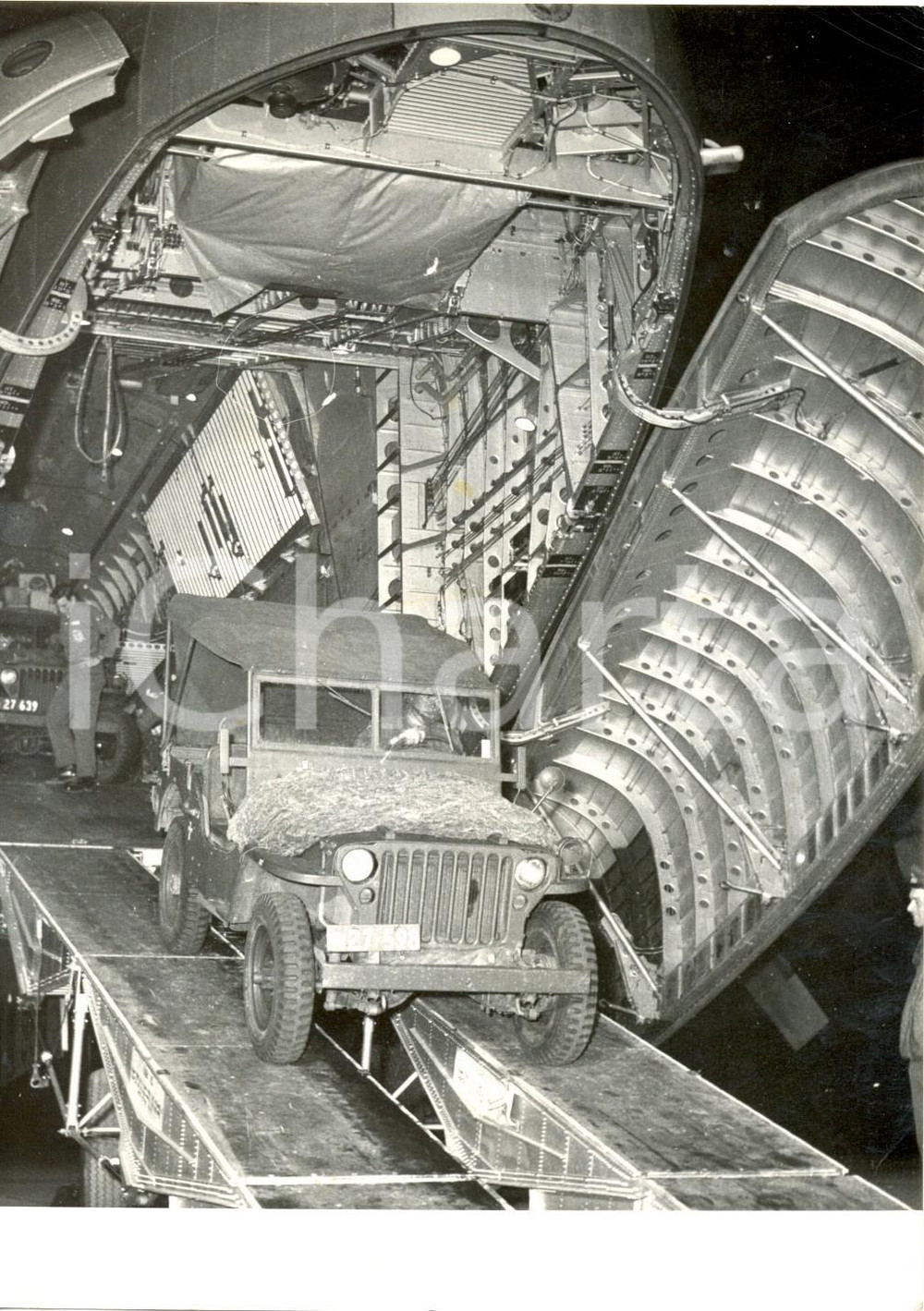Fotografia d epoca originale 1956 NAPOLI CAPODICHINO  Crisi di SUEZ  Sbarco del primo contingente ONU Foto 1