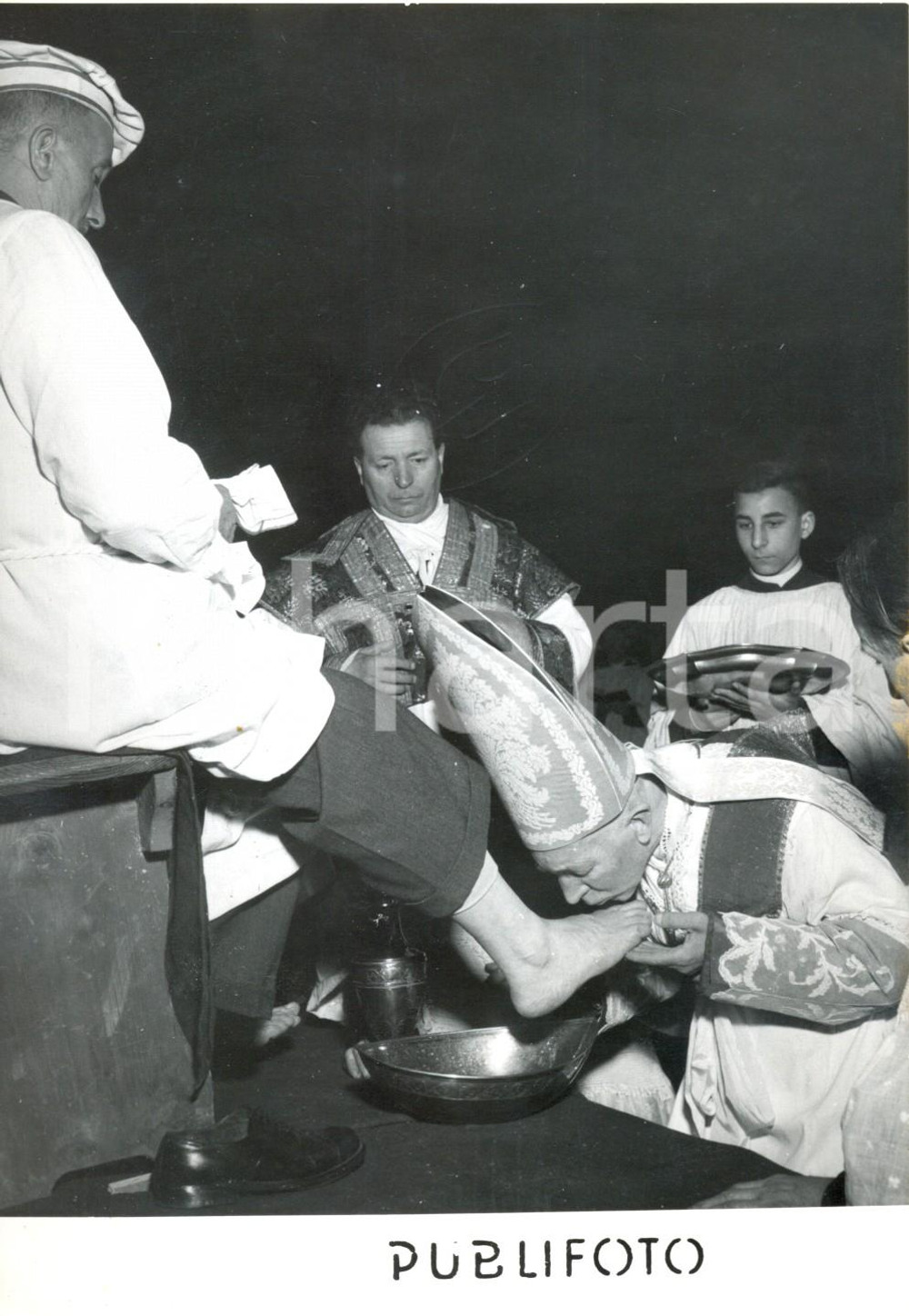 Fotografia d epoca originale 1954 MILANO GIOVEDI  SANTO  Card. Ildefonso SCHUSTER bacia piede a vecchione 1
