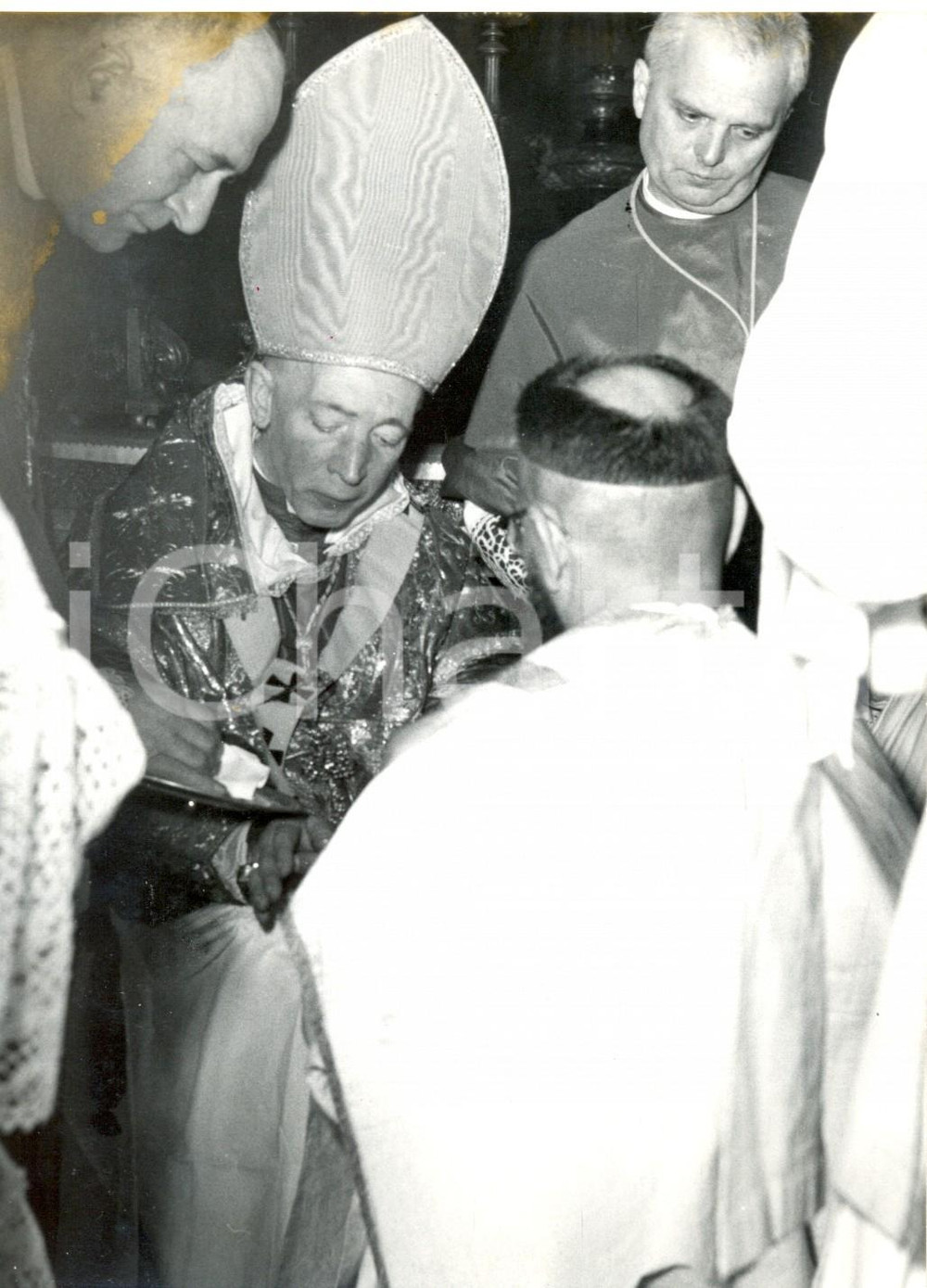 Fotografia d epoca originale 1954 MILANO DUOMO  Card. Ildefonso SCHUSTER consacra sacerdote Arturo COLOMBO 1