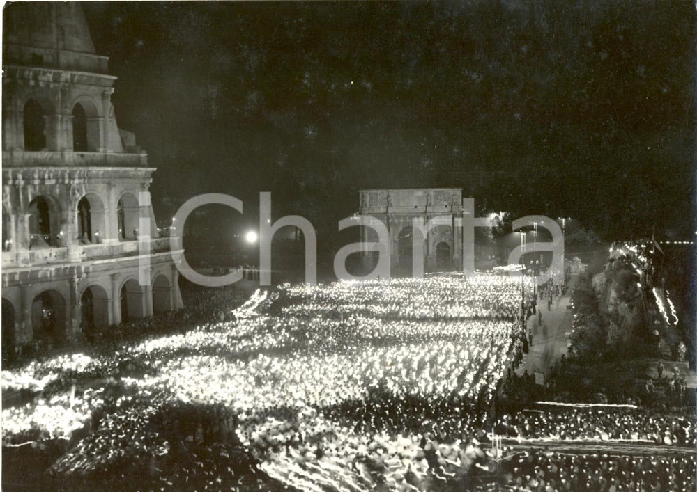Fotografia d epoca originale 1957 ROMA COLOSSEO  Congresso Mondiale Gioventù Operaia Cristiana  Via Crucis 1