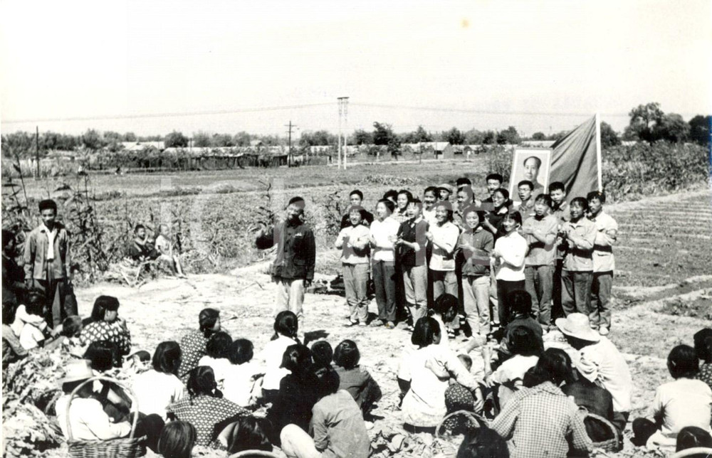 Fotografia d epoca originale 1972 PECHINO Squadra di propaganda studentesca canta nelle campagne di Hungchi 1