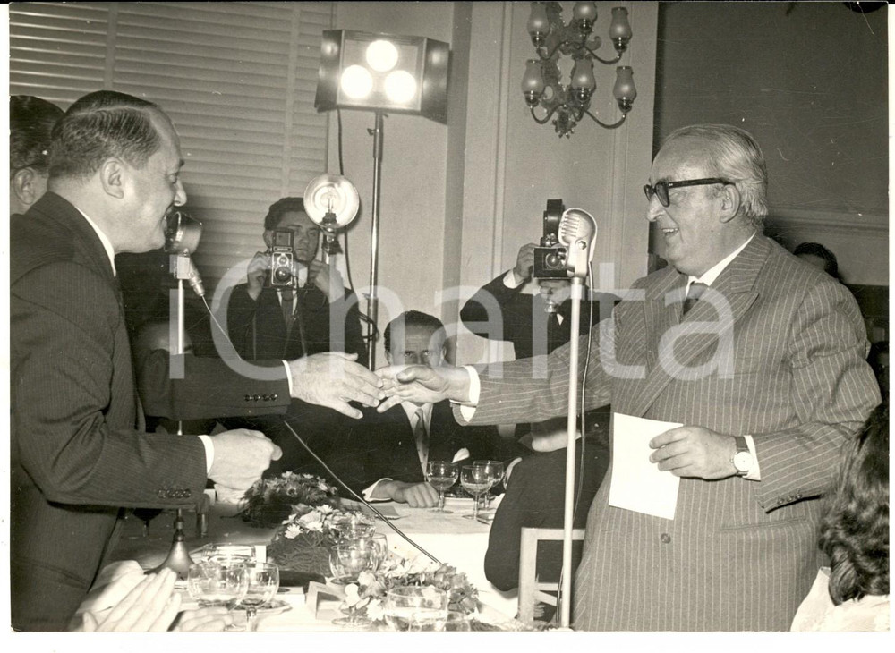 Fotografia d epoca originale 1956 SAINTVINCENT AO Orio VERGANI ritira premio per il teatro Foto 18x13 1