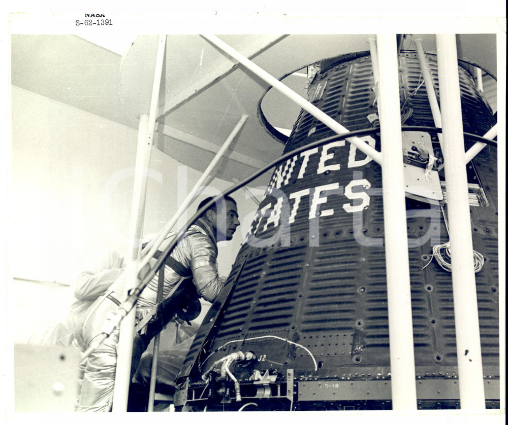 Fotografia d epoca originale 1962 NASA Project Mercury Astronaut Malcolm Scott CARPENTER at Hangar S Photo 1