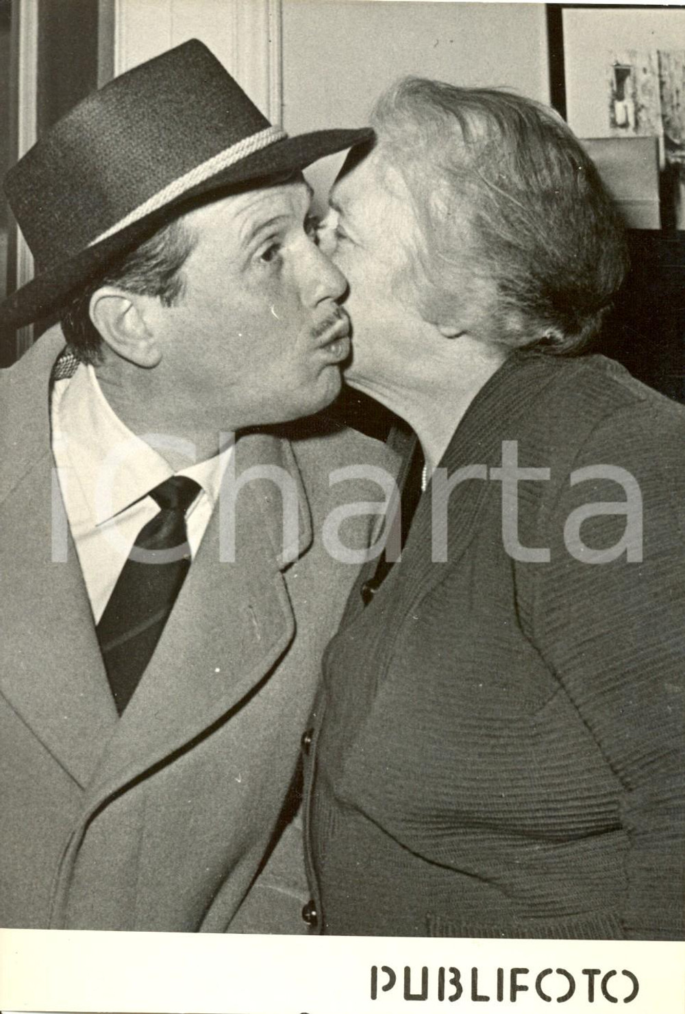 Fotografia d epoca originale 1955 NAPOLI Il cantautore Roberto MUROLO saluta la madre Foto 18x13 1