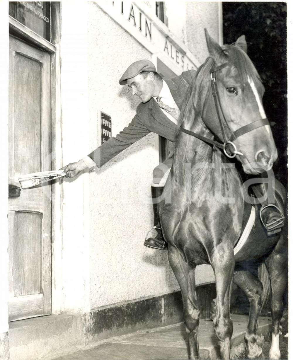 Fotografia d epoca originale 1960 MONMOUTHSHIRE  Gethyn BEBB delivering newspapers on horse HAZEL NUT Photo 1