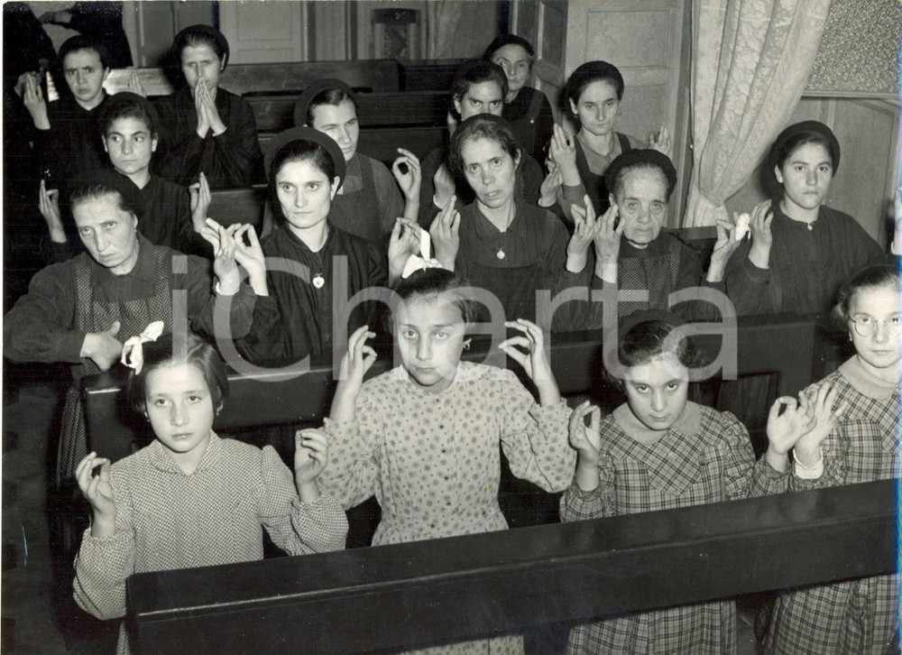 Fotografia d epoca originale 1958 TORINO  Veglia funebre PIO XII  Sordomute della Casa del Cottolengo 1